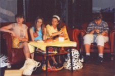 Mamo, nasza Mamo : spektakl dla młodzieży i Mam w wykonaniu gimnazjalistów z okazji Dnia Matki, 25.05.2007 r. (fot. 2) [Dokument ikonograficzny]