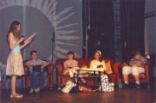 Mamo, nasza Mamo : spektakl dla młodzieży i Mam w wykonaniu gimnazjalistów z okazji Dnia Matki, 25.05.2007 r. (fot. 5) [Dokument ikonograficzny]
