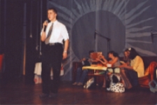 Mamo, nasza Mamo : spektakl dla młodzieży i Mam w wykonaniu gimnazjalist&oacute;w z okazji Dnia Matki, 25.05.2007 r. (fot. 6) [Dokument ikonograficzny]