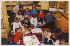 Zajęcia z przedszkolakami w Bibliotece im. Jarosława Iwaszkiewicza w Obornikach Śląskich, ok. 2007 r. (fot. 2) [Dokument ikonograficzny]