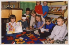 Zajęcia z przedszkolakami w Bibliotece im. Jarosława Iwaszkiewicza w Obornikach Śląskich, ok. 2007 r. (fot. 4) [Dokument ikonograficzny]