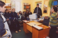 Zajęcia dla uczniów Gimnazjum Publicznego w Bibliotece im. Jarosława Iwaszkiewicza w Obornikach Śląskich, 2007 r. (fot. 1) [Dokument ikonograficzny]