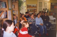 Zajęcia dla uczniów Gimnazjum Publicznego w Bibliotece im. Jarosława Iwaszkiewicza w Obornikach Śląskich, 2007 r. (fot. 3) [Dokument ikonograficzny]