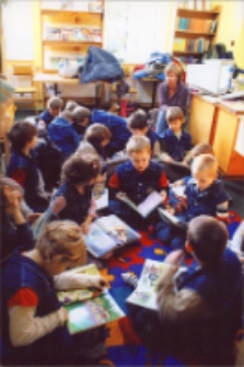Zajęcia dla uczniów pierwszych klas szkół podstawowych w Bibliotece im. Jarosława Iwaszkiewicza w Obornikach Śląskich, 2007 r. (fot. 1) [Dokument ikonograficzny]