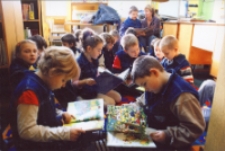 Zajęcia dla uczniów pierwszych klas szkół podstawowych w Bibliotece im. Jarosława Iwaszkiewicza w Obornikach Śląskich, 2007 r. (fot. 2) [Dokument ikonograficzny]