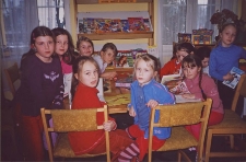 Zajęcia dzieci w Bibliotece im. Jarosława Iwaszkiewicza w Obornikach Śląskich, 2006 r. [Dokument ikonograficzny]