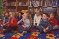 Zajęcia z przedszkolakami w Bibliotece im. Jarosława Iwaszkiewicza : dzieci słuchają o książkach, ok. 2011 r. [Dokument ikonograficzny]