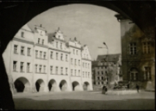 [Jelenia Góra - Plac Ratuszowy - widok z podcieni na fontannę Neptuna] [Dokument ikonograficzny]