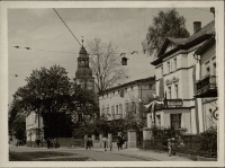 [Jelenia Góra (Cieplice) - w tle wieża kościoła ewangelicko-augsburskiego] [Dokument ikonograficzny]
