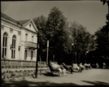 [Jelenia G&oacute;ra (Cieplice) - Park Zdrojowy oraz fragment budynku pawilonu "Edward"] [Dokument ikonograficzny]