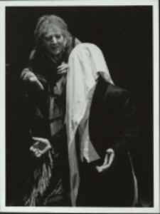 Stara kobieta wysiaduje (fot. 15) [Dokument ikonograficzny]