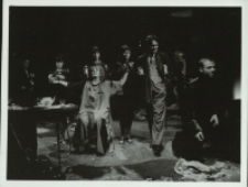 Stara kobieta wysiaduje (fot. 20) [Dokument ikonograficzny]