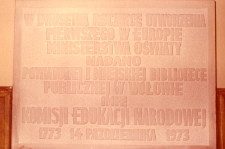 Tablica pamiątkowa nadania bibliotece imienia Komisji Edukacji Narodowej [Dokument ikonograficzny]