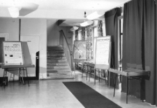 Wejście do biblioteki [Dokument ikonograficzny]