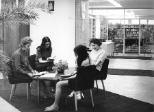 Bibliotekarki [Dokument ikonograficzny]