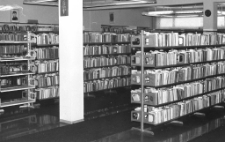 Wypożyczalnia w Dziale dla Dorosłych [Dokument ikonograficzny]