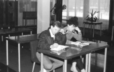 Czytelnia w Dziale dla Dorosłych [Dokument ikonograficzny]