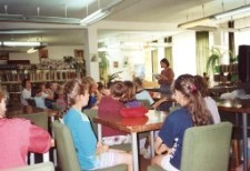 Zajęcia z dziećmi w Dziale dla Dzieci i Młodzieży [Dokument ikonograficzny]