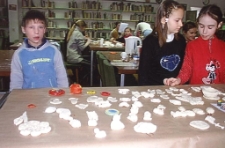 Zajęcia z dziećmi w Dziale dla Dzieci i Młodzieży [Dokument ikonograficzny]