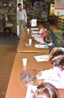 Zajęcia z dziećmi w Dziale dla Dzieci i Młodzieży [Dokument ikonograficzny]