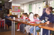 Zajęcia z dziećmi w Dziale dla Dzieci i Młodzieży [Dokument ikonograficzny]