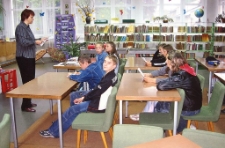 Zajęcia z młodzieżą w Dziale dla Dzieci i Młodzieży [Dokument ikonograficzny]