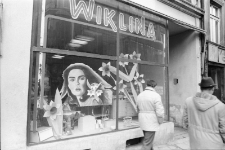 Jelenia G&oacute;ra - witryna sklepowa (fot. 1) [Dokument ikonograficzny]