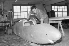 Jeżów Sudecki - Zakład Szybowcowy (fot. 3) [Dokument ikonograficzny]