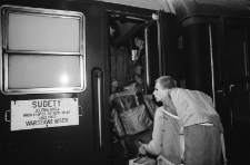 Jelenia Góra - pociąg Sudety (fot.1) [Dokument ikonograficzny]