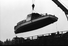 Wodowanie statku turystycznego w Pilchowicach (fot. 1) [Dokument ikonograficzny]