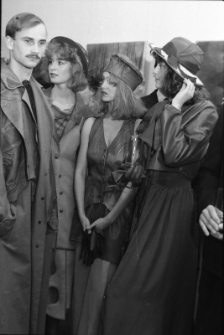 Jelenia Góra - pokaz mody Krystyny Jabłońskiej w BWA (fot. 2) [Dokument ikonograficzny]