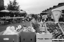 Jelenia G&oacute;ra - targowisko przy ulicy Ludomira R&oacute;życkiego (fot. 2) [Dokument ikonograficzny]