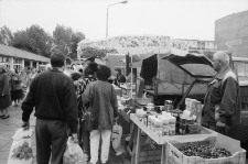 Jelenia Góra - targowisko przy ulicy Ludomira Różyckiego (fot. 4) [Dokument ikonograficzny]