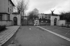 Jelenia Góra - WOSR - brama główna (fot. 1) [Dokument ikonograficzny]