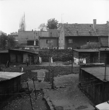 Jelenia Góra - podwórka przy ulicy Marcelego Nowotki (fot. 1) [Dokument ikonograficzny]