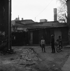 Jelenia G&oacute;ra - podw&oacute;rka przy ulicy Marcelego Nowotki (fot. 2) [Dokument ikonograficzny]