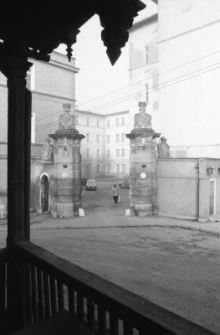 Jelenia G&oacute;ra - Brama Wojanowska w dawnej lokalizacji (fot. 3) [Dokument ikonograficzny]