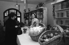 Jelenia Góra - sklep z ekologiczną żywnością (fot. 1) [Dokument ikonograficzny]