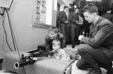 Jelenia Góra - Cieplice. Żołnierze w Domu Dziecka "Dąbrówka" (fot. 1) [Dokument ikonograficzny]