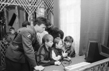Jelenia Góra - Cieplice. Żołnierze w Domu Dziecka "Dąbrówka" (fot. 2) [Dokument ikonograficzny]