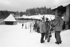 Szklarska Poręba - narciarze przy wyciągu (fot. 2) [Dokument ikonograficzny]