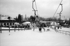 Szklarska Poręba - narciarze przy wyciągu (fot. 3) [Dokument ikonograficzny]