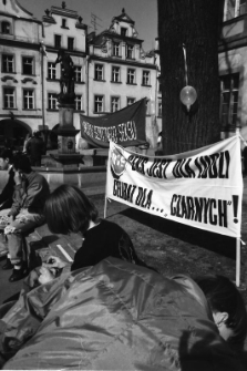 Jelenia Góra - Happening anty AIDS (fot. 1) [Dokument ikonograficzny]