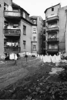 Jelenia G&oacute;ra - podw&oacute;rko w centrum miasta (fot. 1) [Dokument ikonograficzny]