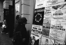 Jelenia Góra - przed teatrem (fot. 1) [Dokument ikonograficzny]