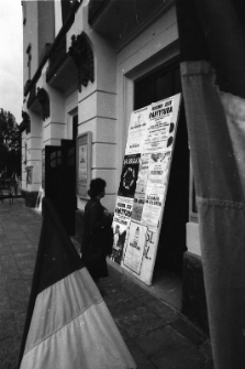 Jelenia Góra - przed teatrem (fot. 2) [Dokument ikonograficzny]