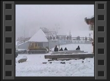 Szklarska Poręba : dolna stacja wyciągu, trudne warunki zimowe [Film]