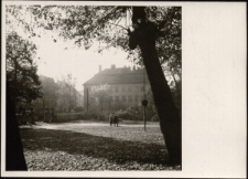 [Jelenia G&oacute;ra : przy Kościele Podwyższenia Krzyża Świętego] (fot 10) [Dokument ikonograficzny]