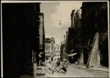 [Jelenia G&oacute;ra - Plac Ratuszowy - dzieci] [Dokument ikonograficzny]