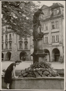 [Jelenia G&oacute;ra - Plac Ratuszowy - Neptun] (fot. 6) [Dokument ikonograficzny]